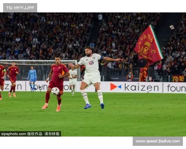 球迷冲入场内致敬吉鲁，里尔主场赛后举行致敬仪式